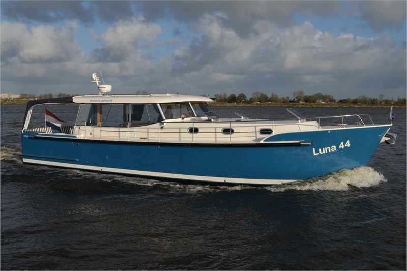 luna 44 yacht