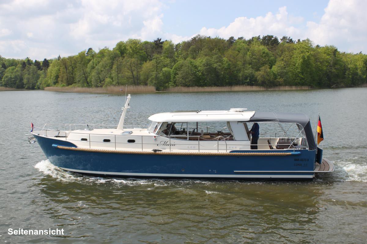 luna 44 yacht